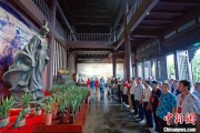 子女测算两岸同胞端午祭屈原