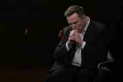 子女测算特斯拉股价收涨超3%：特朗普无意沟通，马斯克父亲劝儿子低头